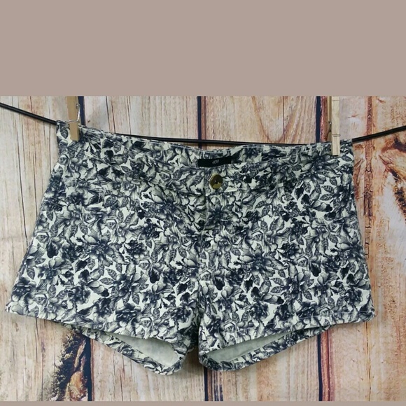 H&M Pants - H+M Black and White Floral Print Shorts Size 10